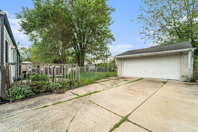 33731 Newport Dr, Sterling Heights, MI 48310 - detached garage featuring fence