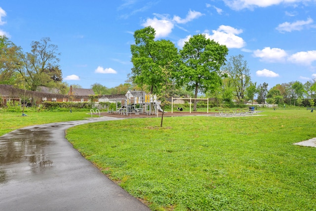 view of home's community featuring a yard