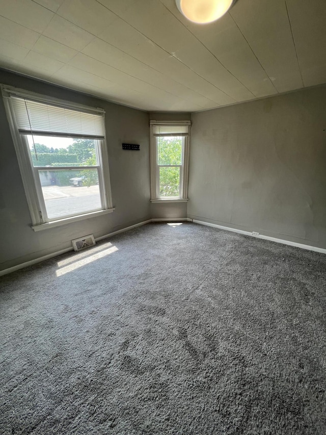 939 Baraga St NE, Grand Rapids, MI 49503 - carpeted empty room featuring baseboards