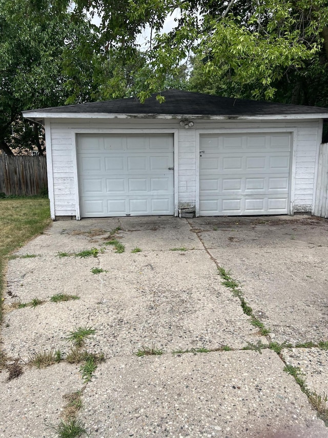 939 Baraga St NE, Grand Rapids, MI 49503 - detached garage featuring fence