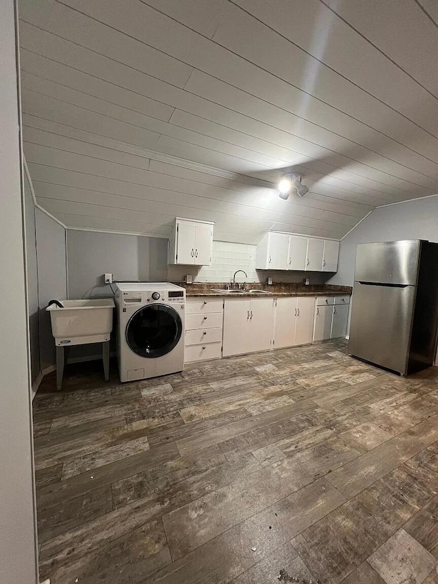 939 Baraga St NE, Grand Rapids, MI 49503 - laundry room with washer / dryer, dark wood-type flooring, and a sink