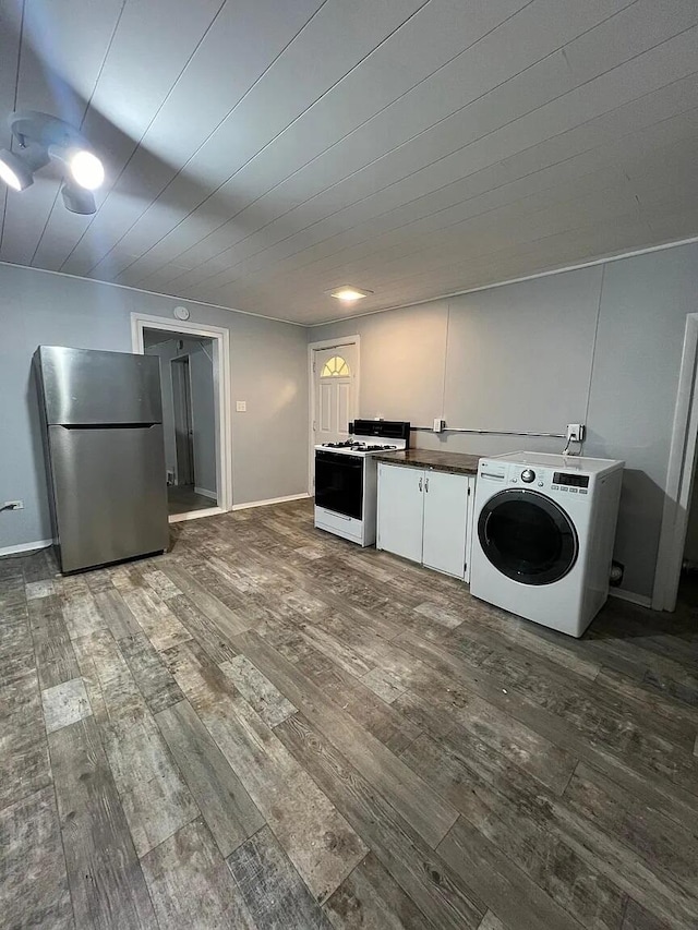 939 Baraga St NE, Grand Rapids, MI 49503 - clothes washing area with washer / dryer and wood-type flooring