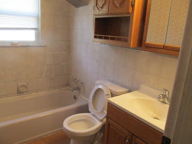 18478 Fox, Redford, MI 48240 - full bath featuring toilet, vanity,  shower combination, tile walls, and tasteful backsplash