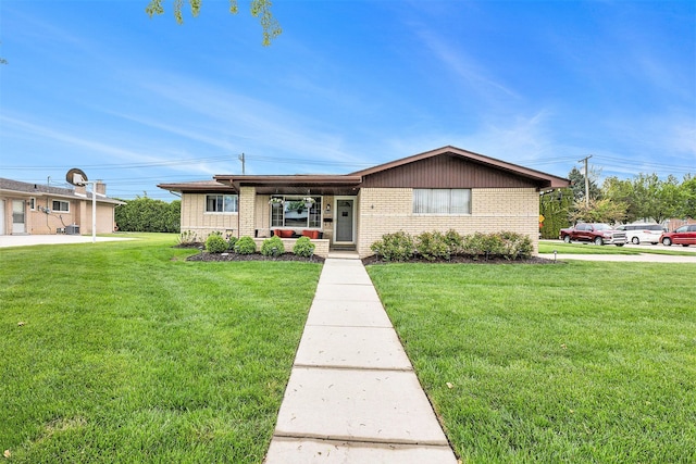 view of front of house featuring brick siding and a front lawn