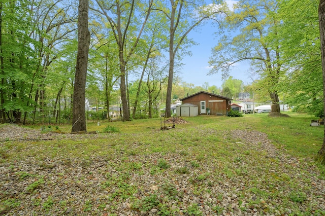 view of yard featuring an outdoor structure and a shed