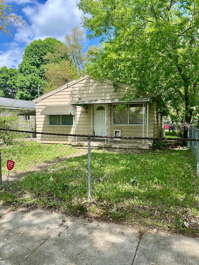 bungalow featuring a fenced front yard