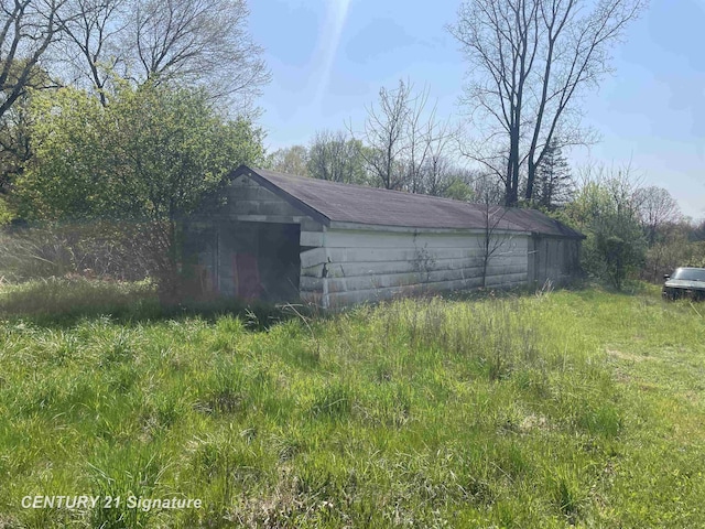 view of outdoor structure with an outbuilding