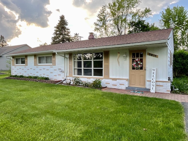 5817 Everest Dr, Clarkston, MI 48346 - single story home featuring a front lawn, a shingled roof, and a chimney