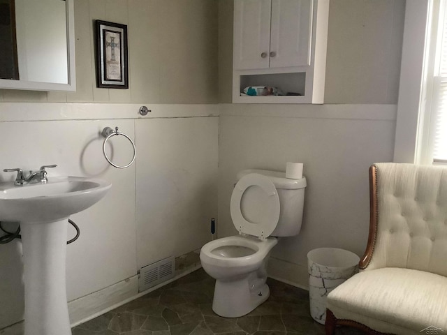 508 N Roosevelt Austin Ave, Saginaw, MI 48607 - half bathroom featuring toilet and a sink