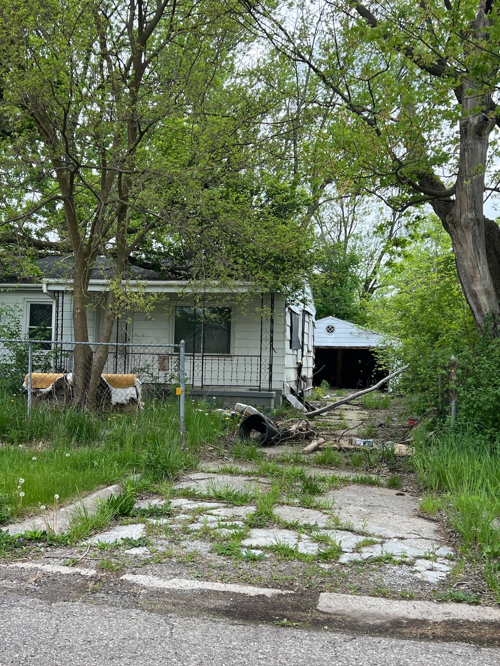 2909 Wisner St, Flint, MI 48504 - view of front of home featuring a porch