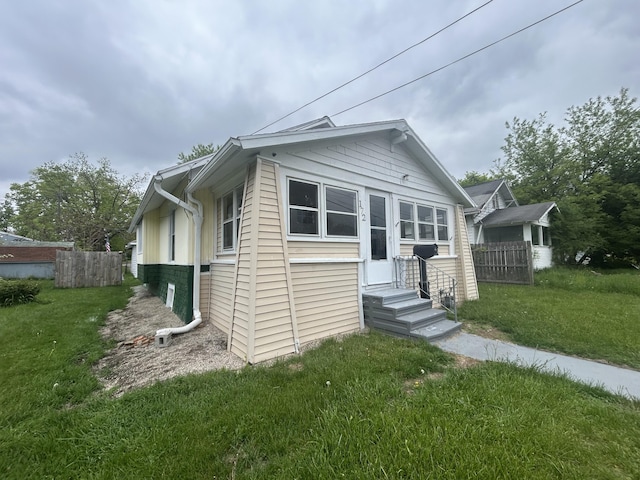 172 Goguac St W, Battle Creek, MI 49015 - view of front of home with entry steps
