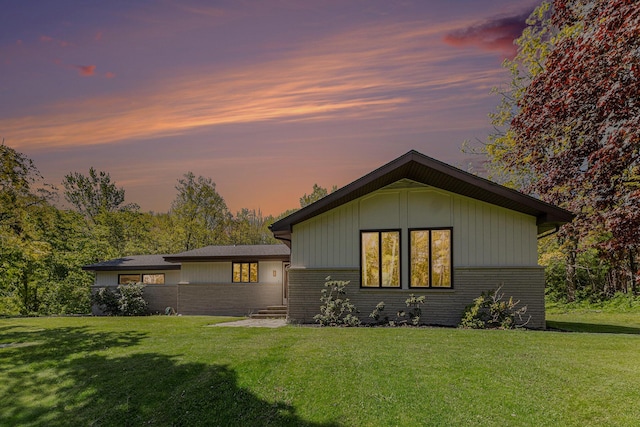 view of front of property with a yard