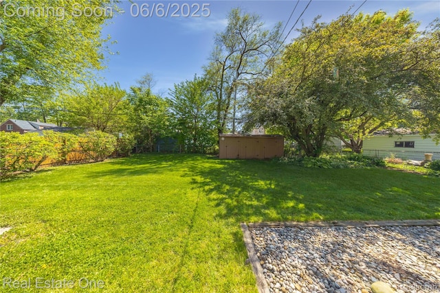 2209 Ridgemont Rd, Grosse Pointe Woods, MI 48236 - view of yard