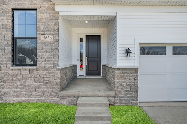 5636 Suffolk Ct, West Bloomfield, MI 48322 - entrance to property featuring stone siding and a garage