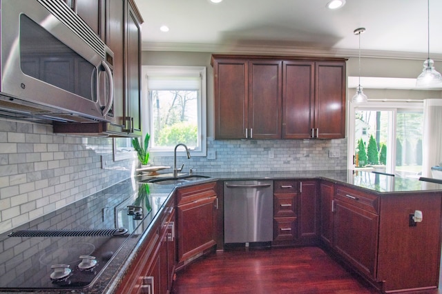 194 W Reed Lk, Commerce Twp, MI 48390 - kitchen featuring stainless steel appliances, a sink, crown molding, tasteful backsplash, and a peninsula
