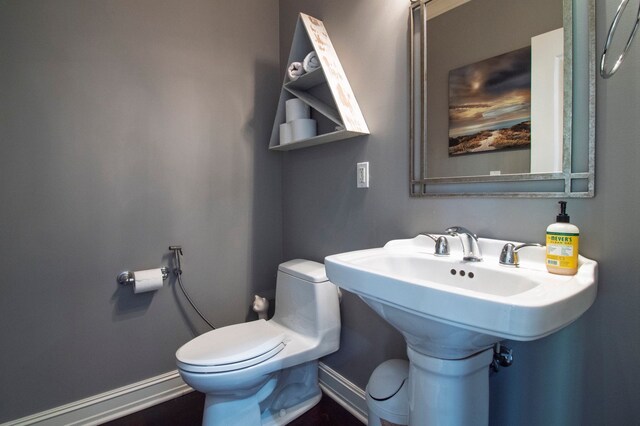 194 W Reed Lk, Commerce Twp, MI 48390 - bathroom with toilet, baseboards, and a sink