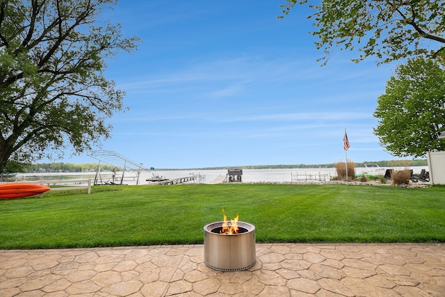 view of green lawn with a water view