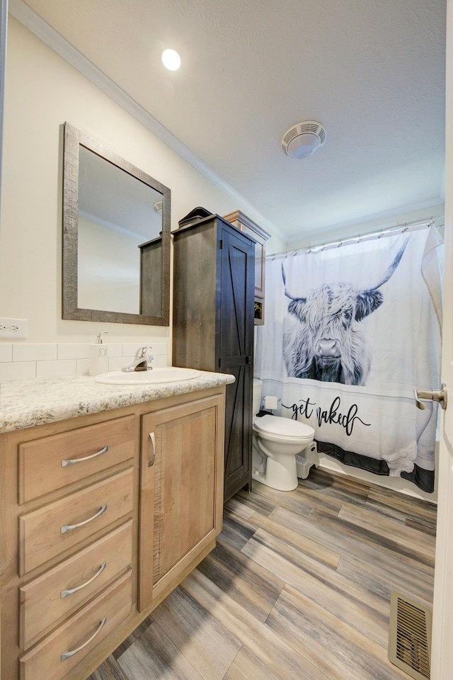 6418 Apple Way, Fenton, MI 48430 - full bathroom with toilet, vanity, wood finished floors, a shower with curtain, and recessed lighting