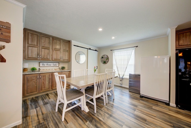 6418 Apple Way, Fenton, MI 48430 - dining room with dark wood-type flooring, crown molding, a barn door, baseboards, and recessed lighting