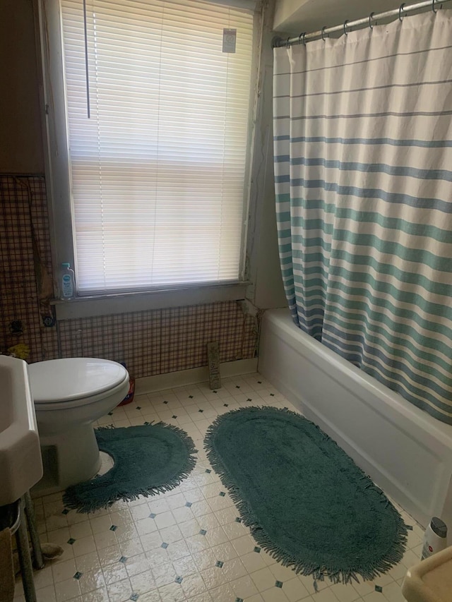 full bath featuring toilet and shower / tub combo