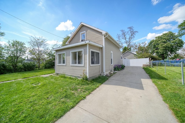 1702 Teneyck St, Jackson, MI 49203 - bungalow-style house with driveway