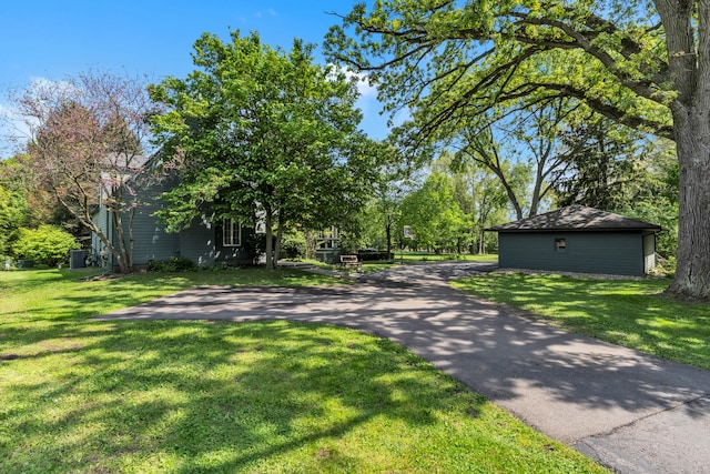 2462 N Dixboro Rd, Ann Arbor, MI 48105 - view of front facade with a front yard