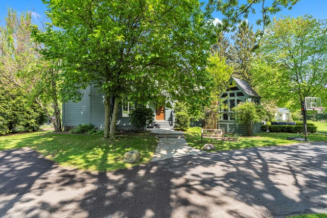 2462 N Dixboro Rd, Ann Arbor, MI 48105 - view of front of house featuring a front yard