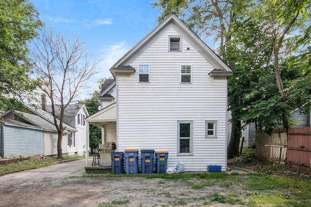 811 Park St SW, Grand Rapids, MI 49504 - rear view of house featuring fence