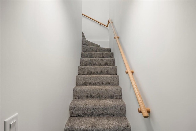 7044 Cascade Rd SE, Grand Rapids, MI 49546 - view of staircase