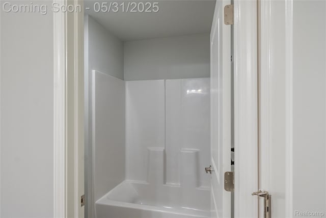 24180 Liberty Hill Dr, Farmington, MI 48336 - full bathroom featuring washtub / shower combination