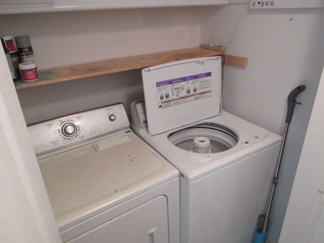 110 N 1st St, Holly, MI 48442 - laundry room with independent washer and dryer