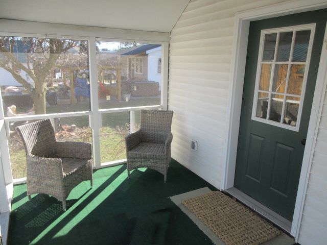110 N 1st St, Holly, MI 48442 - sunroom featuring plenty of natural light and lofted ceiling