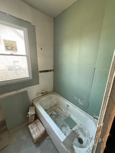 15779 Alden St, Detroit, MI 48238 - bathroom featuring a tub to relax in