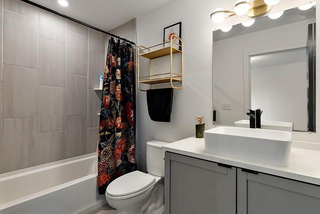 3313 Cochrane St, Detroit, MI 48208 - bathroom featuring toilet, vanity, shower / bath combo, and a chandelier