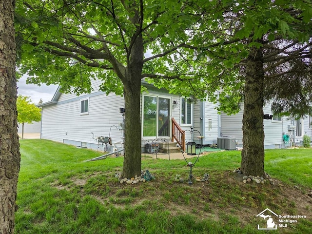 17795 Bobwhite Ct, Brownstown, MI 48192 - view of front of property with entry steps, a front yard, and cooling unit