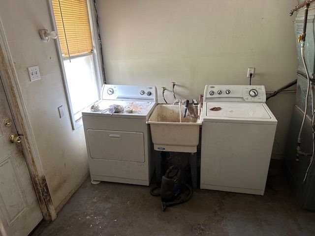 21383 Mada Ave, Southfield, MI 48075 - laundry area featuring washing machine and clothes dryer