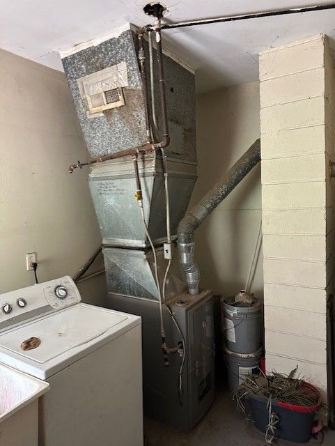 21383 Mada Ave, Southfield, MI 48075 - laundry room featuring washer / clothes dryer