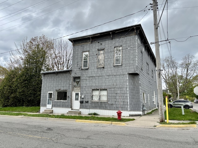 view of front facade featuring entry steps