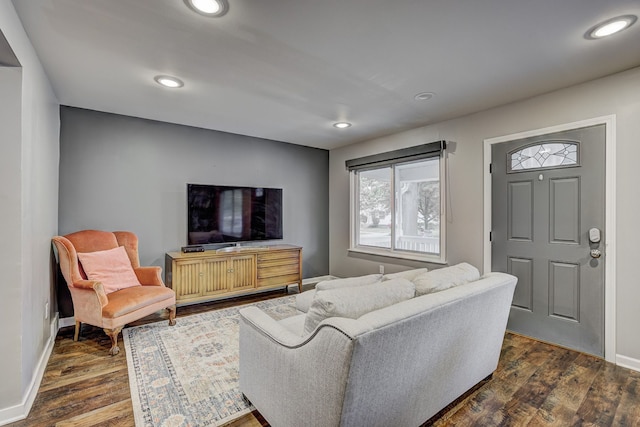 living room with dark wood-type flooring, baseboards, and recessed lighting