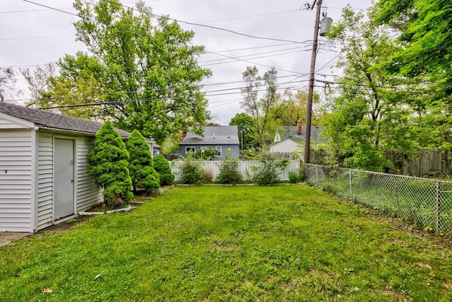 view of yard with an outbuilding