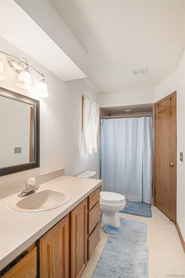 5361 Lin Hill Dr, Swartz Creek, MI 48473 - full bath featuring vanity, toilet, tile patterned flooring, and curtained shower