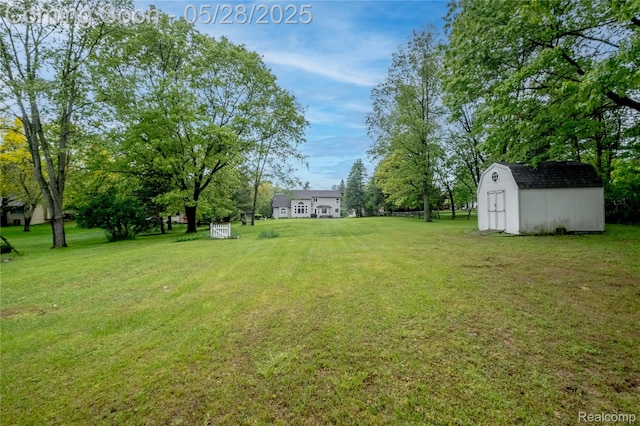 105 Crescent Hill Dr, Ortonville, MI 48462 - view of green lawn