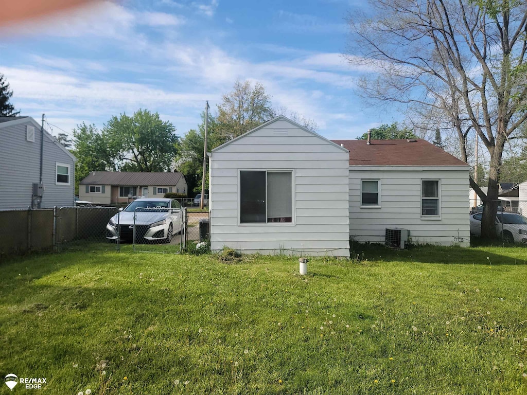 1132 Wisner St, Mount Morris, MI 48458 - back of house featuring cooling unit