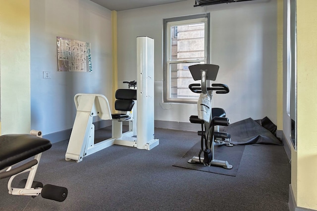 workout room with baseboards