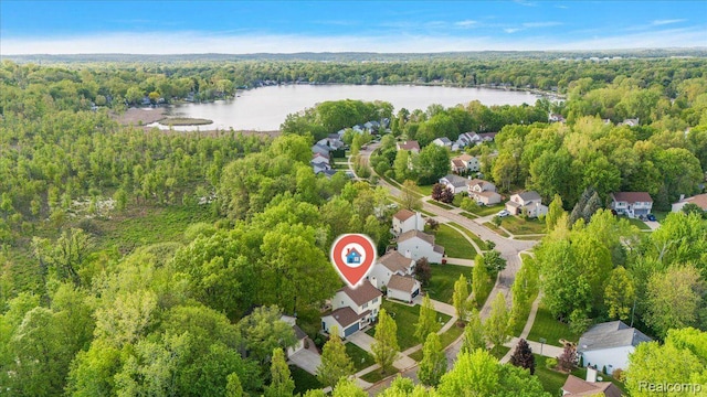 457 Cove View Dr, Waterford, MI 48327 - aerial view of property and surrounding area with a heavily wooded area, a nearby body of water, and nearby suburban area