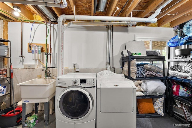 457 Cove View Dr, Waterford, MI 48327 - laundry area featuring washer and dryer