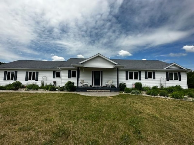 single story home with a front lawn