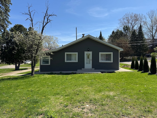 4915 Clarkston Rd, Clarkston, MI 48348 - bungalow with a front lawn