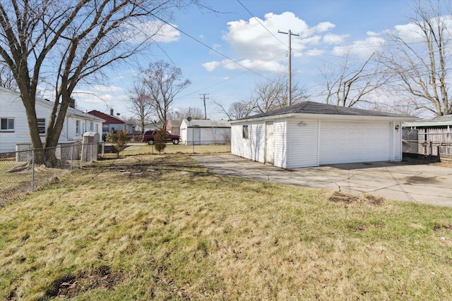 view of yard with a detached garage and an outdoor structure