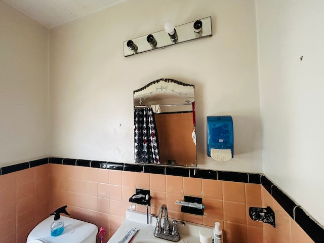 11329 Minock St, Detroit, MI 48228 - full bathroom featuring a shower with shower curtain and decorative backsplash